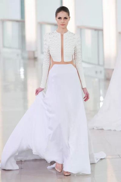  ▲ St é phaneRolland's riveted wedding dress is a bold and innovative design.