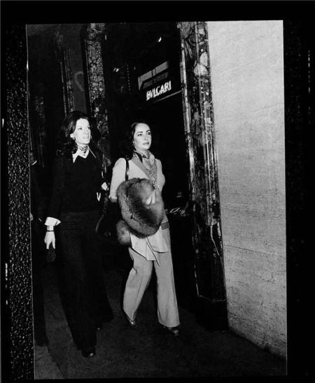 1967年，伊丽莎白-泰勒在宝格丽位于罗马via dei Condotti 10号的精品店前留影。