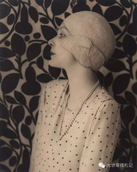 1929 Doris Zinkeisen wearing a polka dot blouse