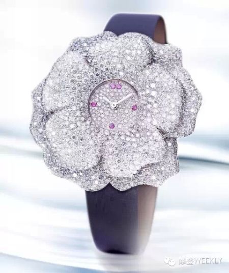 积家Extraordinaire La Rose系列珠宝腕表 表盘上雪花镶嵌1400颗钻石，打造出浮雕动感的花瓣和嵌满宝石的花朵。
