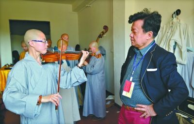 盛中国现场指导学员拉小提琴 记者 梁超 摄