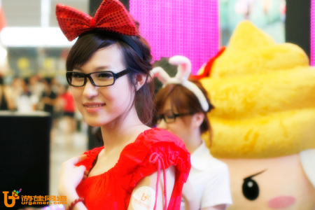 甜美蝴蝶结女孩游佳展台尽显清凉风情_网络游戏