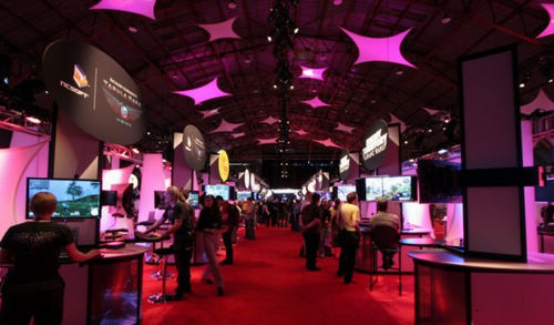 採用暗館設計的E3遊戲展內部展台實景圖