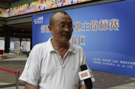 正在接受記者采訪