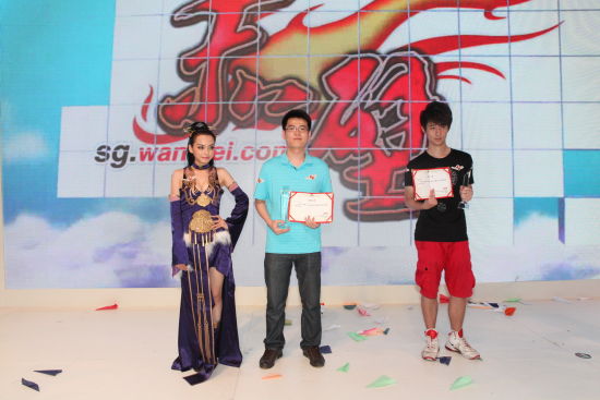 获奖玩家与甄姬Coser 获奖玩家与甄姬Coser