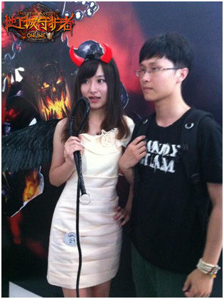 邪惡“魔女”手持皮鞭和玩家互動