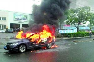 上海市民焚烧自己日系车辆