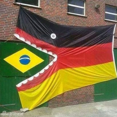 德国7:1碾压巴西 球迷用愤怒的小鸟恶搞比赛_