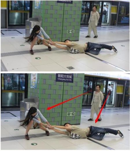 男子沉迷手游 女友暴走拖行10米进地铁被夹