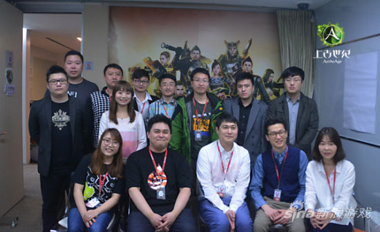 《上古世纪》韩国开发商代表与中国玩家合影留念