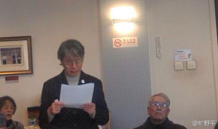 宋彬彬向文革受伤害老师<em>同学道歉</em> 数度落泪_历