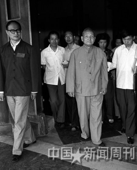 1984年6月，陈云在中南海怀仁堂。在陈云的力推下，中组部青年干部局于1982年3月成立。 在随后数年，建立&ldquo;第三梯队名单&rdquo;，成为摆在青干局面前的头等大事。摄影/吕相友