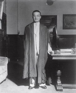 1945年東京審判期間，梅汝璈身著法袍留影。
