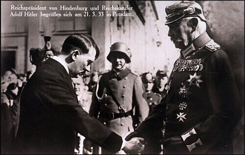 1933年3月21日，阿道夫・希特勒问候总统保罗・冯・兴登堡。 