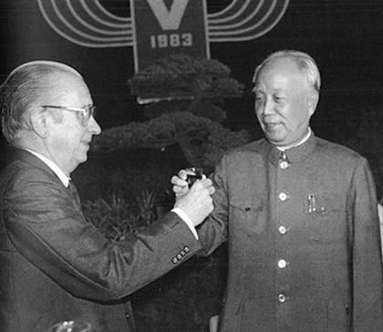 1983年9月，万里在上海同来访的国际奥委会主席萨马兰奇祝酒。