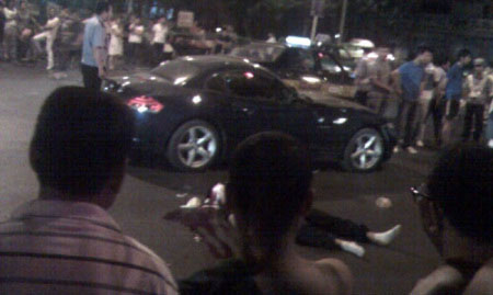 洛阳街头发生严重车祸 少年开宝马当场撞死路