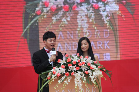 四川电视台主持人与凤凰台主持人曾子墨