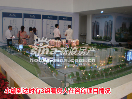 图为项目售楼处内实景