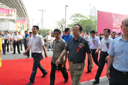 图为 领导嘉宾入场