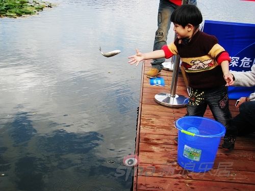 参与活动的孩子放鱼