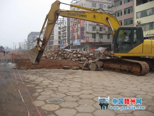 沙河大道路面开挖 将改造成水泥路面 工期约2