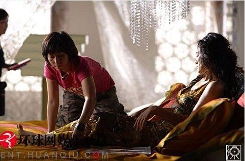 巩俐家居床戏拍摄全曝光 众人服侍似<em>女王</em>_新浪