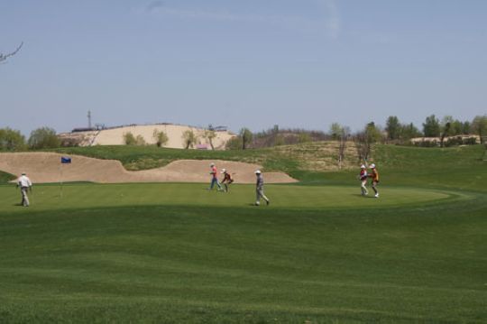 高尔夫球会会员一起体验了球场的舒适度和秦皇岛黄金海岸生活的惬意度