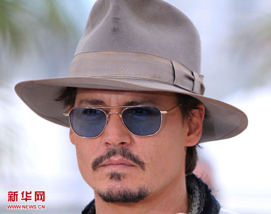 《加勒比海盗4》主演强尼戴普的帅气家居照