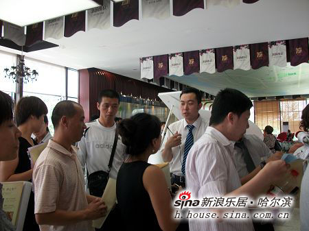 23日滨才城四期塞纳维拉车库和商服认筹(组图