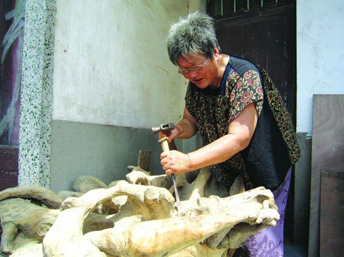 痴恋根雕近50年的山村农妇_绿城根雕奇石
