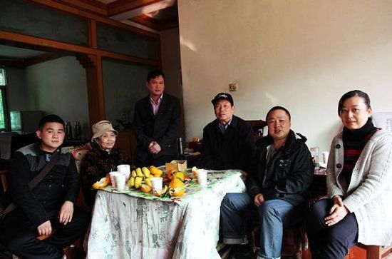 吴浩的家人摆满水果招待演员吴军(右二)及电影主创人员