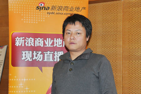 新绿洲时代广场左强