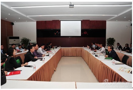 老挝中央委员、计划和投资部宋迪隆迪部长一行