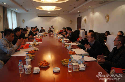 会上与会人士进行激烈的讨论 会上与会人士进行激烈的讨论