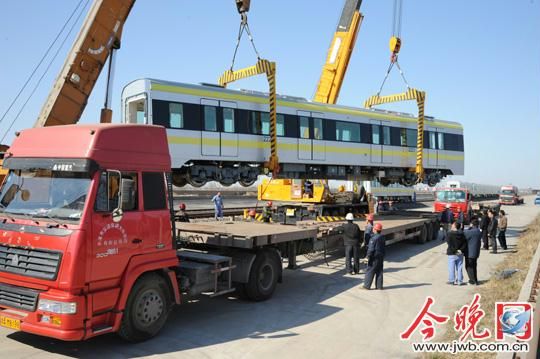 地铁2号线最后两列车抵津 从大毕庄货场起吊_