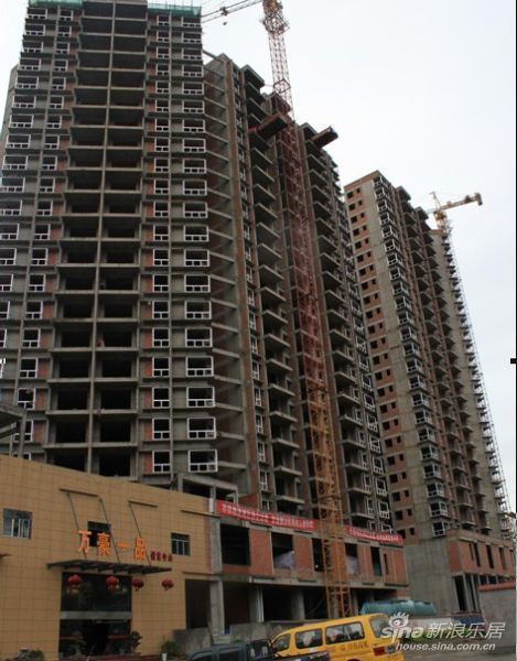 达州小浪看房:万豪一品主体外墙装饰工程开始