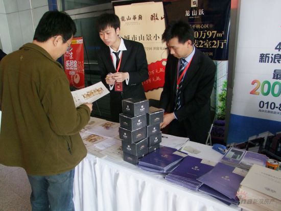 为客户细心讲解(图) 为客户细心讲解(图)