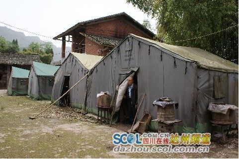 年逾8旬的老农住在潮湿的帐篷里已经将近一年 年逾8旬的老农住在潮湿的帐篷里已经将近一年