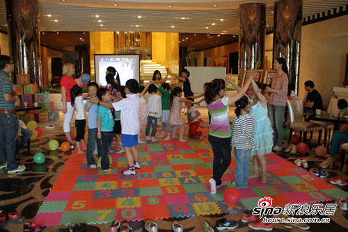 绿城御园 英语角 快乐开班 在学习英语时找寻快