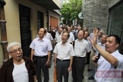 昨日上午,市几套班子离退休领导来到岭南天地视察。 珠江时报记者 戴嘉信 摄 昨日上午,市几套班子离退休领导来到岭南天地视察。 珠江时报记者 戴嘉信 摄