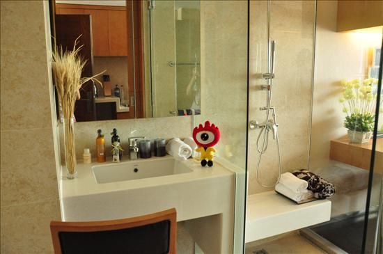 卫生间洗漱台与沐浴间