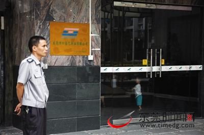 凹凸艺物业管理公司门前,执勤的保安已不是该公司员工 凹凸艺物业管理公司门前,执勤的保安已不是该公司员工