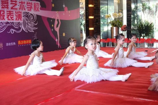 明珠少儿芭蕾舞汇报演出在碧桂园城市花园举行