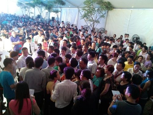 开盘直击:房价4字头引发连夜排队 海伦堡称一