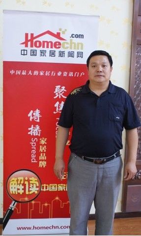 图为：辉乐豪铜门副总经理翁德勇接受中国家居新闻网采访