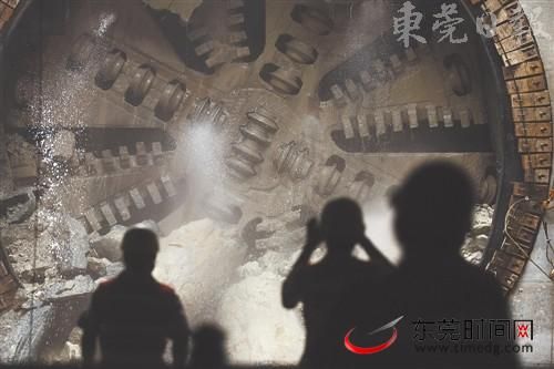2012年5月16日,东莞轨道交通R2线天宝站至东城站盾构区间双线隧道贯通 本报记者 梁栋 摄 2012年5月16日,东莞轨道交通R2线天宝站至东城站盾构区间双线隧道贯通 本报记者 梁栋 摄