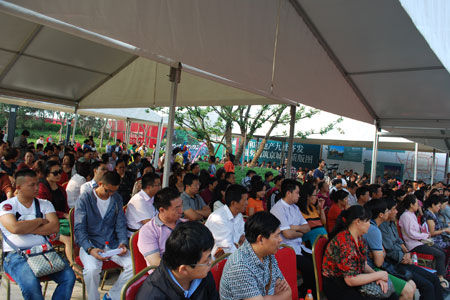 珺悦国际开盘热销 千组客户挤爆售楼处_活动