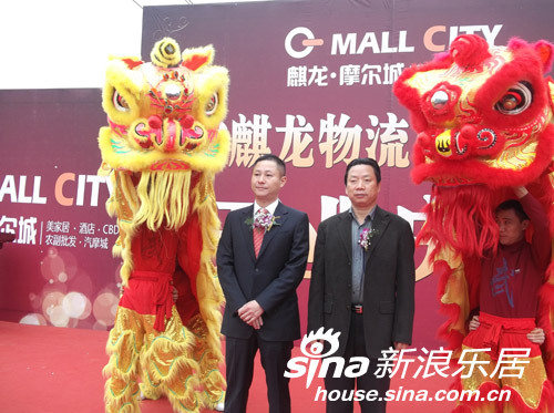 县委书记(右)沙先贵和麒龙集团董事长刘耘为舞狮点睛后合影