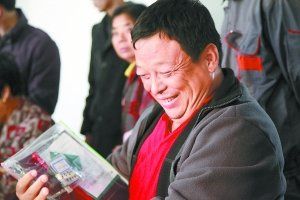 图为大兴农民领到新房钥匙。吴霜摄 图为大兴农民领到新房钥匙。吴霜摄