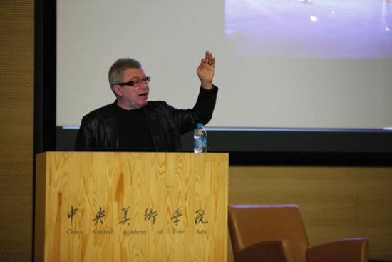 图为里伯斯金先生在激情演讲中 图为里伯斯金先生在激情演讲中